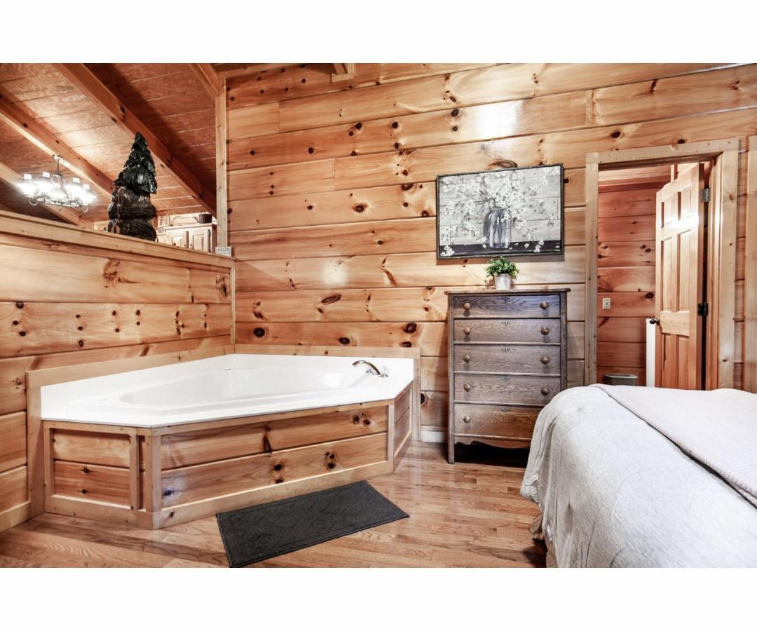 Peekaboo With Hot Tub, Pool Table, And Jacuzzi Villa Pigeon Forge Eksteriør billede