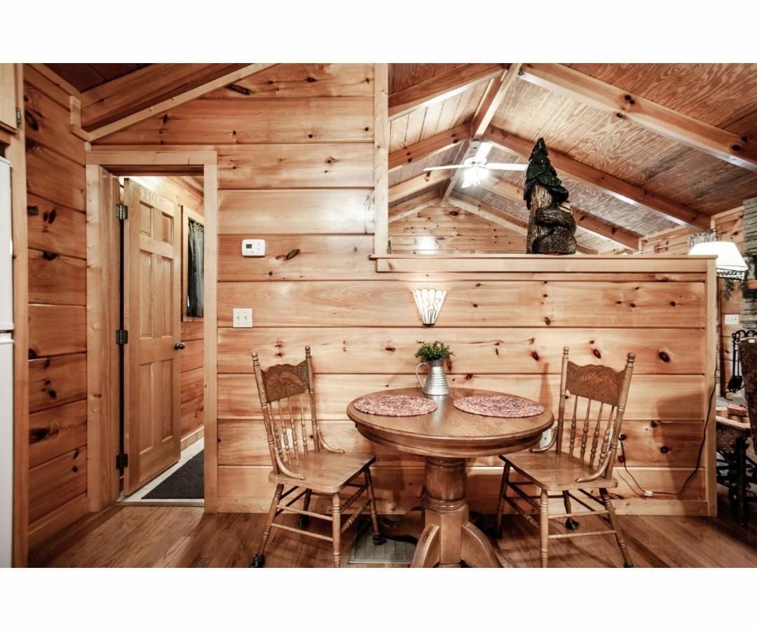 Peekaboo With Hot Tub, Pool Table, And Jacuzzi Villa Pigeon Forge Eksteriør billede