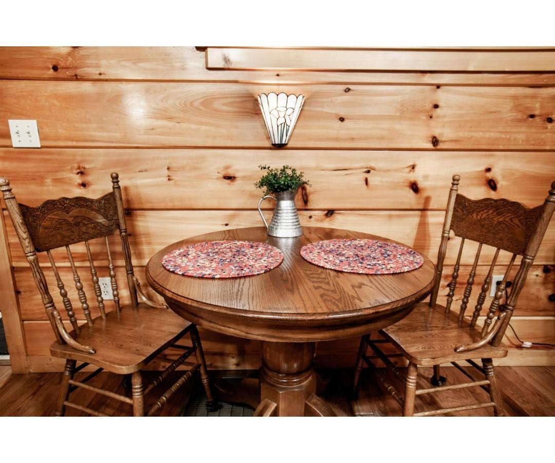 Peekaboo With Hot Tub, Pool Table, And Jacuzzi Villa Pigeon Forge Eksteriør billede