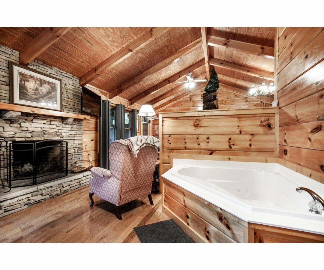Peekaboo With Hot Tub, Pool Table, And Jacuzzi Villa Pigeon Forge Eksteriør billede